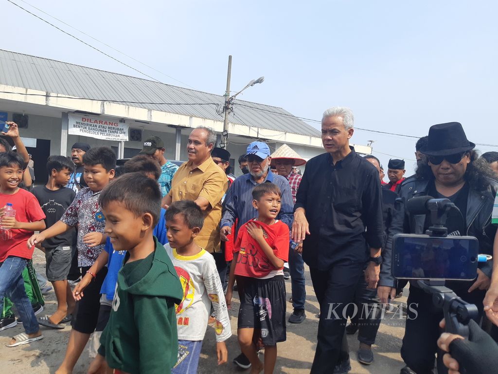 Bakal capres yang diusung PDI-P, Ganjar Pranowo, menyambangi nelayan di kawasan TPI Lempasing, Kecamatan Teluk Betung Timur, Kota Bandar Lampung, Rabu (25/10/2023). 