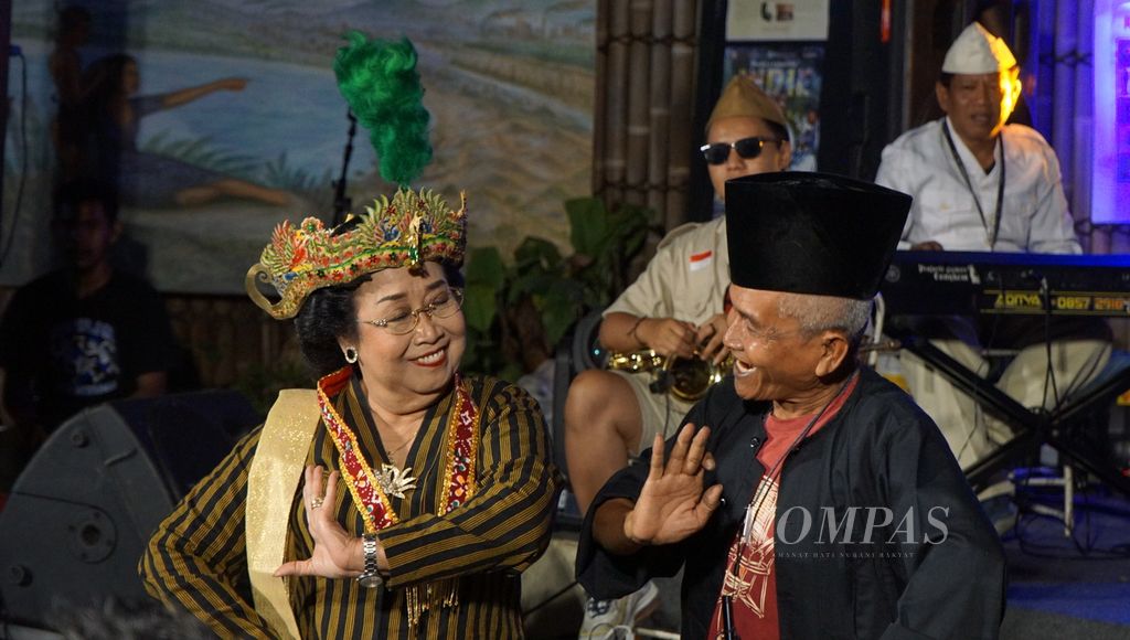 The ketoprak artist, Yuningsih or Yu Beruk, danced along with others after receiving an award during the 41st anniversary celebration of Bentara Budaya Yogyakarta in Yogyakarta City, Special Region of Yogyakarta, on Tuesday (26/9/2023).