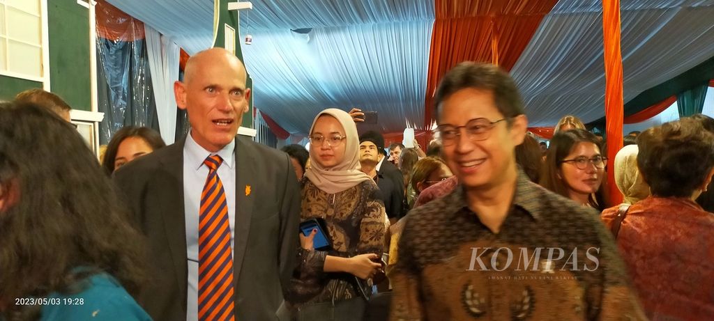 Menteri Kesehatan RI Budi Gunadi Sadikin dan Duta Besar Belanda untuk Indonesia Lambert Grijns menghadiri King's Day di Erasmus Huis, Jakarta, 3 Mei 2023. 