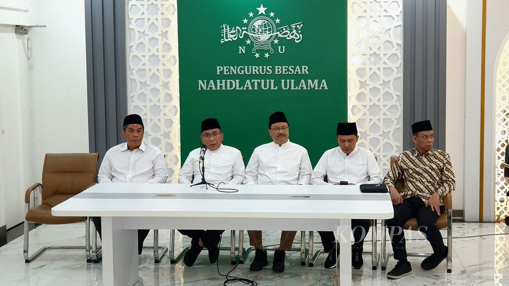 Ketua Umum Pengurus Besar Nahdlatul Ulama Yahya Cholil Staquf bersama jajaran pengurus PBNU menyampaikan rencana PBNU mengajukan izin usaha tambang saat jumpa pers di kantor PBNU, Kramat Raya, Jakarta Pusat, Kamis (6/6/2024).