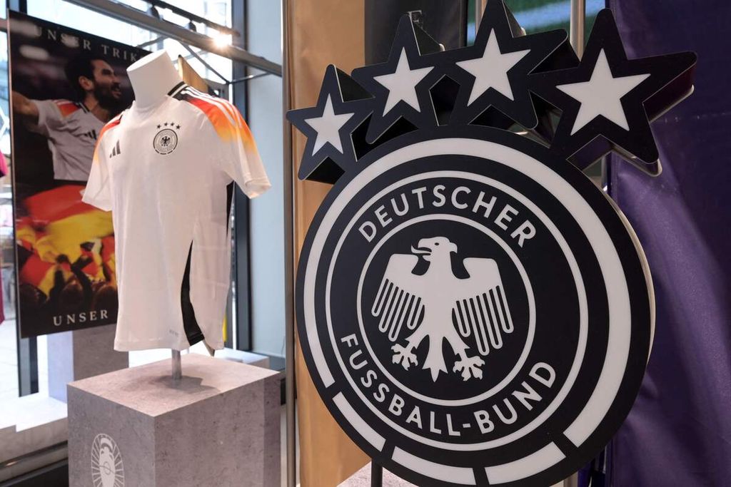 Jersei timnas Jerman buatan Adidas dalam sebuah toko di Frankfurt, Jerman, Jumat (22/3/2024). Jersei timnas Jerman yang sebelumnya dibuat Adidas selama berpuluh-puluh tahun akan dibuat oleh Nike mulai tahun 2027.