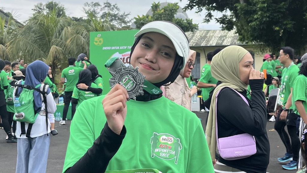 Hana Safira dan Medali 5K Run pertamanya dalam Milo Active Indonesia Race 2024.