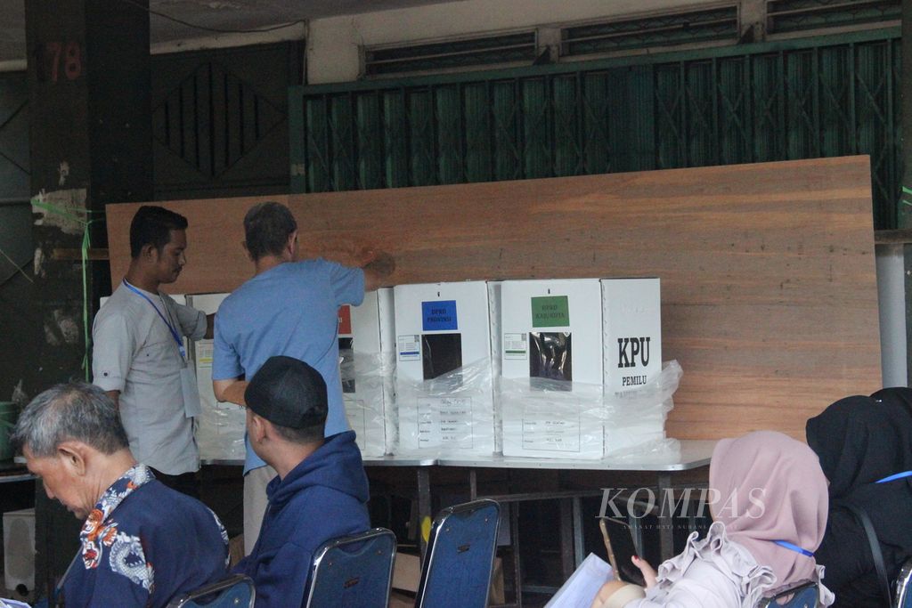 Sejumlah warga memilih datang ke tempat pemungutan suara lebih awal di Kota Pontianak, Kalimantan Barat, Rabu (14/2/2024).