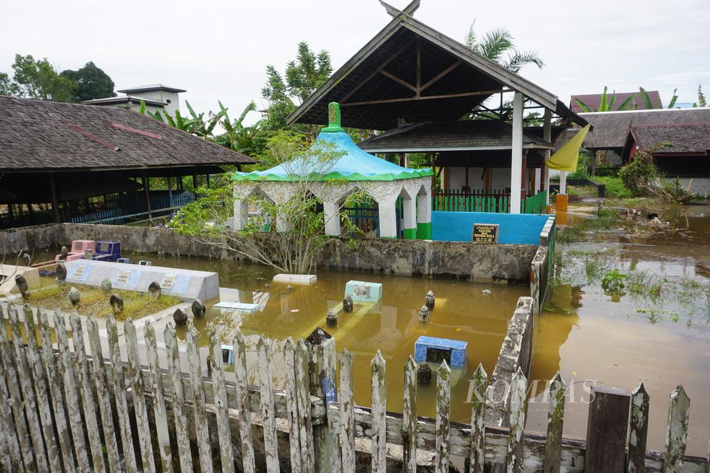 Salah satu lokasi kuburan umum di Katingan HIlir, Kabupaten Katingan, Kalimantan Tengah, terendam banjir, Minggu (13/9/2020). Kalimantan Tengah akan menghadapi darurat banjir meski masih diliputi musim kemarau.