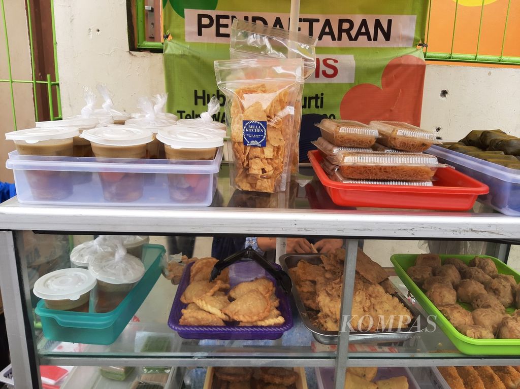 Pedagang takjil seperti kolak, gorengan, dan lontong saat bulan puasa di kawasan Kebayoran, Jakarta Selatan, Selasa (28/3/2023).
