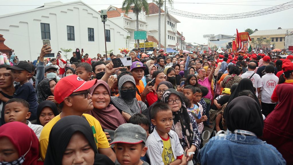 Ribuan warga menyaksikan pawai Cap Go Meh di Wihara Dewi Welas Asih, Kota Cirebon, Jawa Barat, Minggu (5/2/2023). Perayaan 15 hari setelah Imlek itu berlangsung semarak. Masyarakat dari beragam latar belakang turut menyaksikan tradisi tersebut.