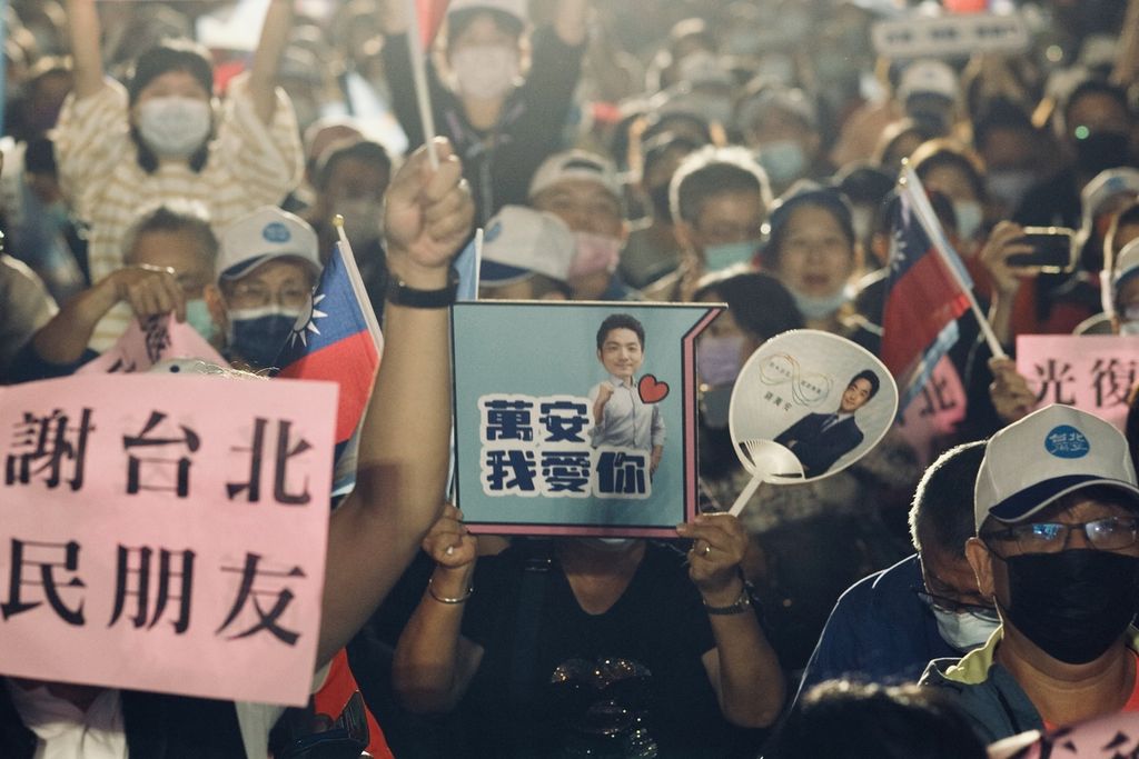  Pendukung partai oposisi Taiwan, Kuomintang, pada hari pemungutan suara pemilu lokal Taiwan, Sabtu (26/11/2022). 