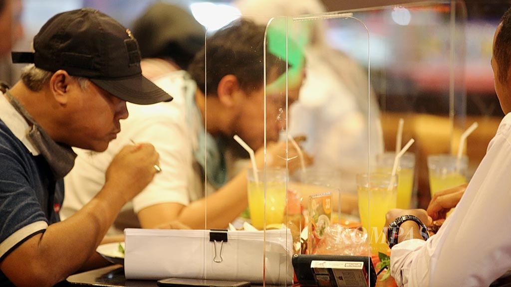 Suasana di dalam Restoran Bebek Kaleyo di daerah Lenteng Agung, Jakarta, Rabu (17/6/2020).