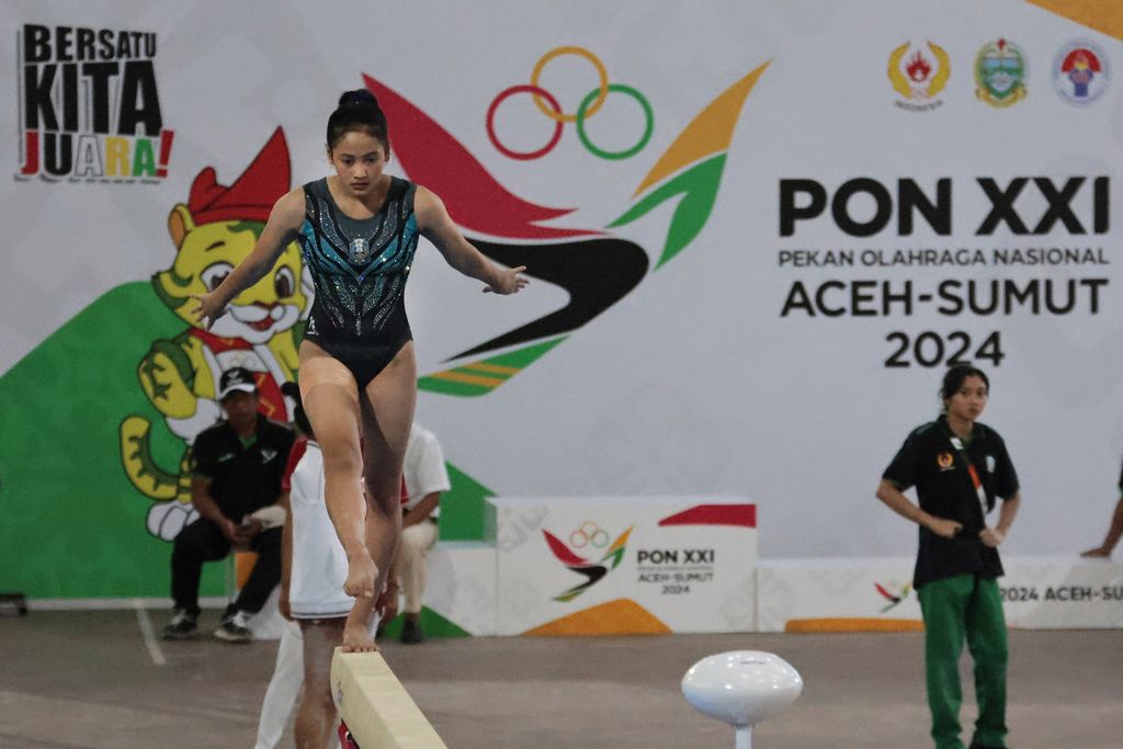 Pesenam Jawa Timur, Salsabilla Hadi Pamungkas, bersiap melakukan lompatan pada balok keseimbangan untuk perorangan putri senam artistik di Gedung Serbaguna Dispora Sumatera Utara di Deli Serdang, Kamis (29/8/2024). Salsabilla berhasil meraih perunggu dengan total nilai 45.132.