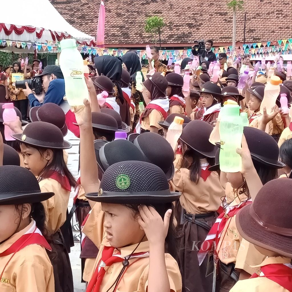 Siswa SD di Kabupaten Kudus, Jawa Tengah, yang mengikuti Olimpiade Sains Kuark 2018 diajak berkomitmen peduli pada isu perubahan iklim. Para siswa membawa botol air minum yang bisa dipakai berulang-ulang sebagai aksi nyata peduli pada isu mengurangi dampak perubahan iklim.