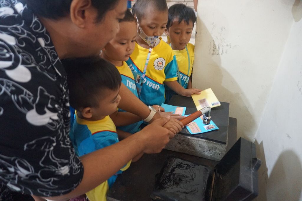 Anak-anak TK Santo Yosep mengecap amplop saat berkunjung ke Kantor Pos Purwokerto di Kabupaten Banyumas, Jawa Tengah, Kamis (2/3/2023).