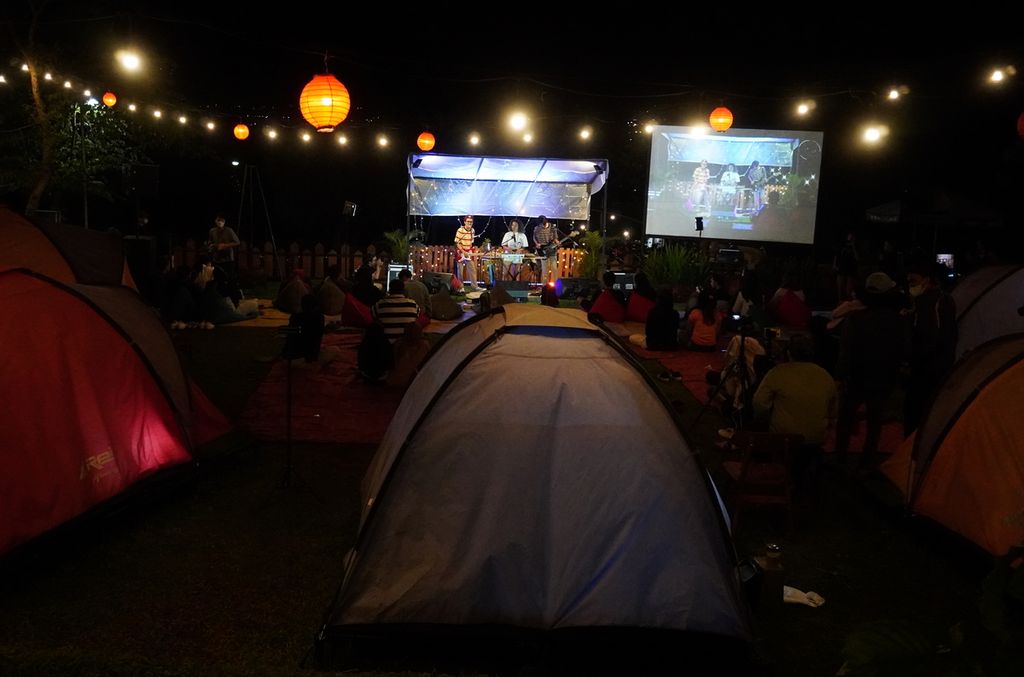 Suasana intimate concert di Barbeque Camp Kampoeng Kopi Banaran, Kecamatan Bawen, Kabupaten Semarang, Jumat (4/3/2022) malam. Kegiatan itu diselenggarakan dengan protokol kesehatan yang ketat.