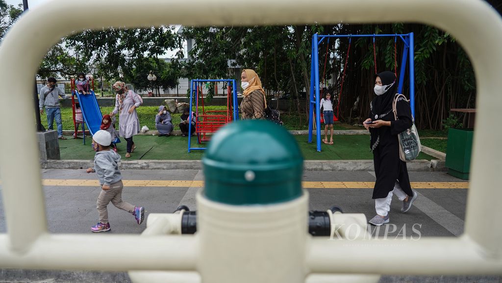 Suasana di kawasan Alun-alun Kota Bogor, Jawa Barat, Selasa (15/3/2022). Sejumlah ruang publik di Kota Bogor, termasuk Alun-alun Kota Bogor, mulai kembali dibuka untuk kunjungan warga seiring memasuki masa PPKM level 2. 