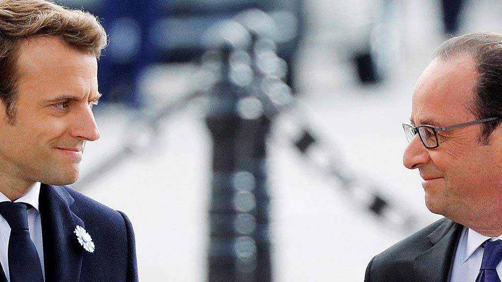 Presiden Perancis Francois Hollande (kanan) dan presiden terpilih  Emmanuel Macron, Senin (8/5),  menghadiri acara di Makam Prajurit Tak Dikenal di Arc de Triomphe, Paris, dalam rangka peringatan 72 tahun kemenangan atas Nazi Jerman pada Perang Dunia II.