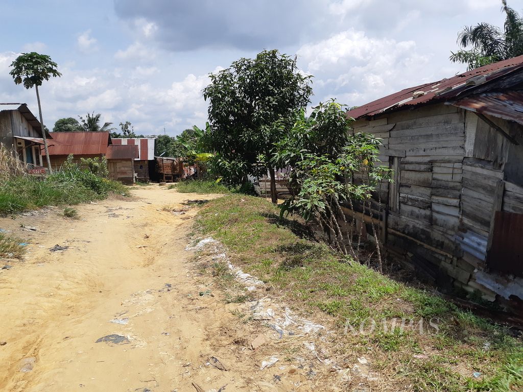 Jalan lengang di kampung Rawasari, Kota Jambi, Rabu (9/2/2023), pascamerebaknya kasus dugaan pencabulan versus pemerkosaan di kampung itu.