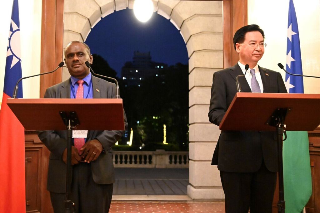 Menteri Luar Negeri Taiwan Joseph Wu (kanan) ikut serta dalam konferensi pers dengan Menteri Luar Negeri Kepulauan Solomon Jeremiah Manele di Guest House Taipei di Taipei pada 9 September 2019. 