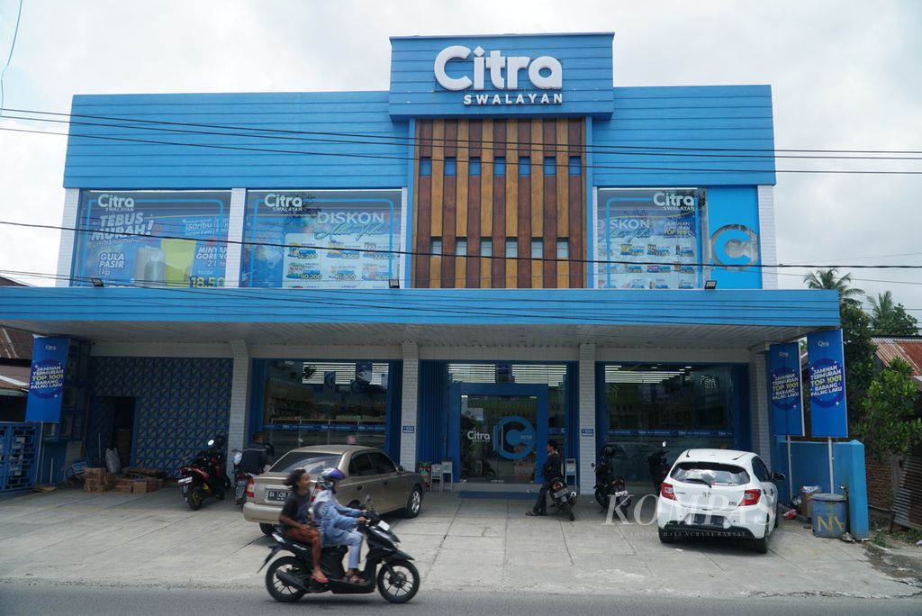 Suasana di halaman Citra Swalayan cabang Siteba, Kota Padang, Sumatera Barat, Senin (20/3/2023). Grup Citra merupakan jaringan ritel milik pengusaha lokal di Sumbar yang terus bertransformasi sesuai kebutuhan zaman.