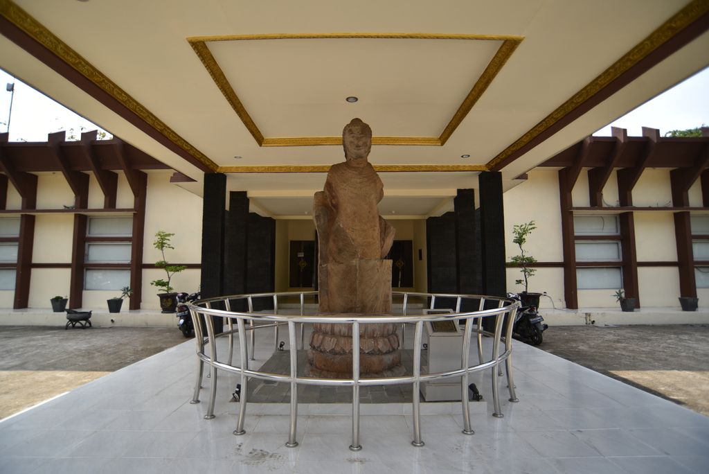 A giant Buddha statue was found on the peak of Bukit Siguntang, but it is now displayed at the Sriwijaya Royal Museum in Palembang, South Sumatra, on Tuesday (29/10/2019).