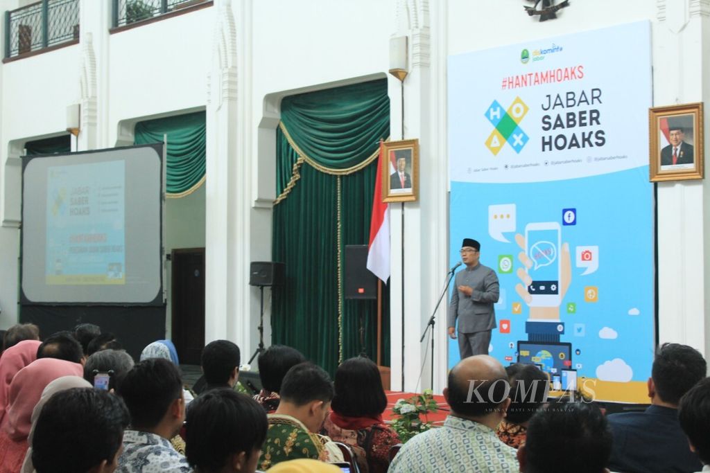 Gubernur Jawa Barat Ridwan Kamil meresmikan Tim Jabar Saber Hoaks di Bandung, Jumat (7/12/2018). Tim ini bertugas mengedukasi masyarakat tentang perilaku di media sosial.
