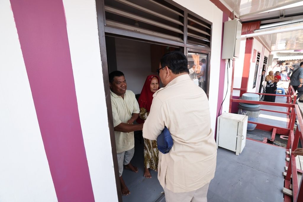 Menteri Pertahanan Prabowo Subianto menengok rumah yang dibangun Universitas Pertahanan untuk masyarakat Muara Angke, Jakarta Utara, Rabu (14/8/2024).