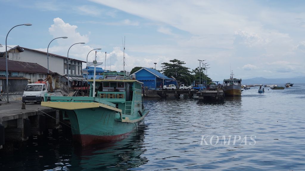 Suasana lengang di Pangkalan Pendaratan Ikan Dufa-dufa di Kota Ternate, Maluku Utara. Beberapa perahu nelayan masih berlabuh sambil menunggu izin untuk melaut.