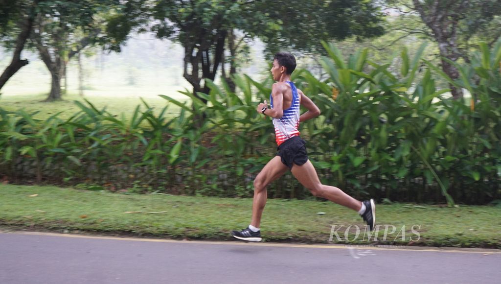 Fadhil Aulia Mufti, pelari asal Sumatera Utara, memimpin pada putaran pertama dalam Bank Jateng Young Talent di Borobudur Marathon 2022 Powered by Bank Jateng, di Kawasan Candi Borobudur 2022, Magelang, Jawa Tengah, Sabtu (12/11/2022). 