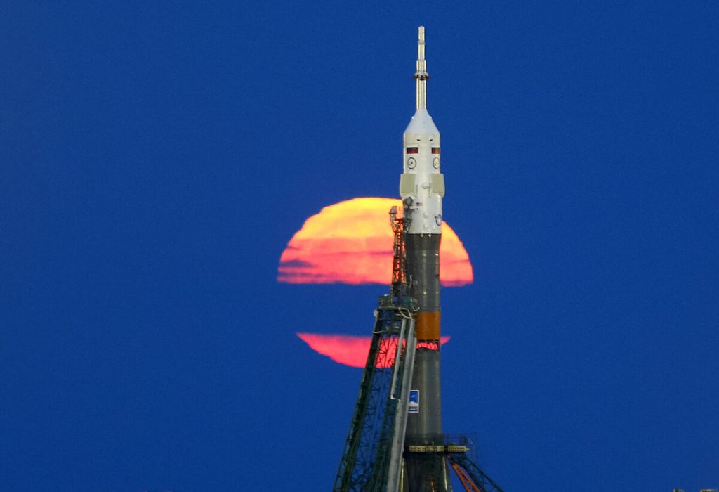 Bulan purnama super alias <i>supermoon </i>terbit dan menjadi latar belakang roket Soyuz MS-03 menjelang peluncuran wahana antariksa itu ke ISS dari Baikonur Cosmodrome di Kazakhstan, 14 November 2016.