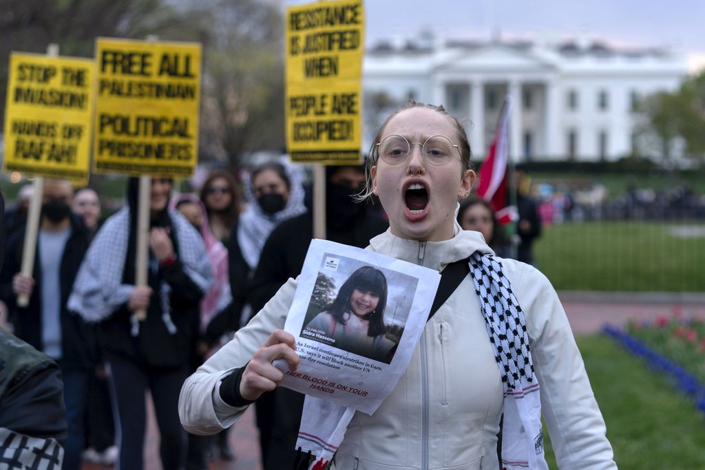 Demonstran berunjuk rasa mendukung rakyat Palestina di Lafayette Park di seberang Gedung Putih, Washington, AS, pada 30 Maret 2024.