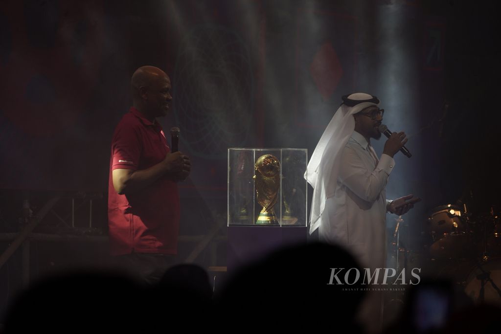 Mantan pemain timnas Qatar, Adel Khamis (kiri), menjadi tamu dalam acara tur trofi Piala Dunia yang dipamerkan di Aspire Park, Doha, Qatar, Selasa (15/11/2022). Ajang ini menjadi penyemarak menjelang diselenggarakannya turnamen Piala Dunia 2022 yang akan berlangsung 20 November-18 Desember 2022. 