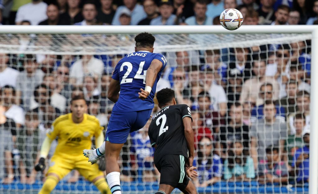 Pemain Chelsea, Reece James (tengah), menendang bola saat menghadapi Leicester City pada laga Liga Inggris di Stadion Stamford Bridge, London, Sabtu (27/8/2022) malam. Chelsea menang, 2-1.