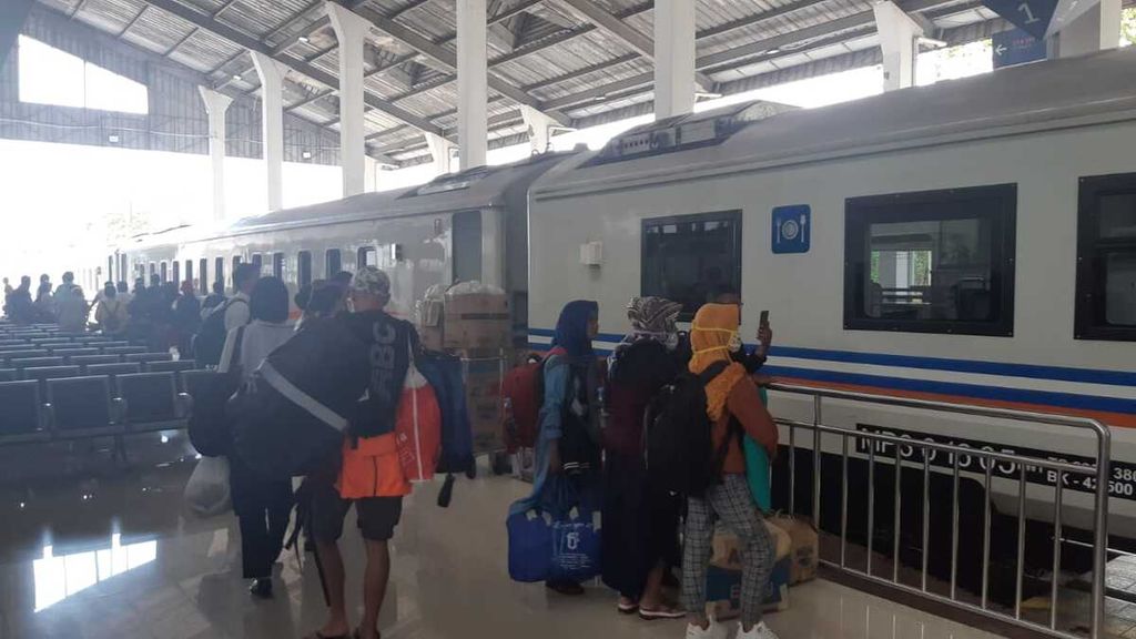 Sejumlah penumpang hendak menaiki KA Wijayakusuma jurusan Banyuwangi-Cilacap dari Stasiun Ketapang, Banyuwangi, Jumat (28/2/2020). PT KAI Daop IX Jember mencatat lebih dari 8.131 tiket terjual untuk angkutan mudik keberangkatan H-10 (14 Mei) hingga H+2 (27 Mei).