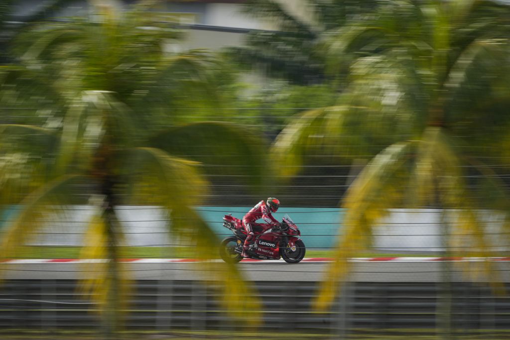 Pebalap Ducati, Francesco Bagnaia, memacu sepada motornya di Sirkuit Internasional Sepang pada sesi latihan bebas kedua MotoGP seri Malaysia, Jumat (21/10/2022).