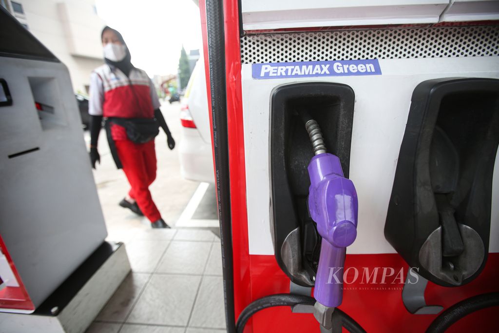 Pertamax Green 95 uses a purple nozzle code as seen at gas station 31.128.02 MT Haryono, South Jakarta, Monday (6/5/2024).