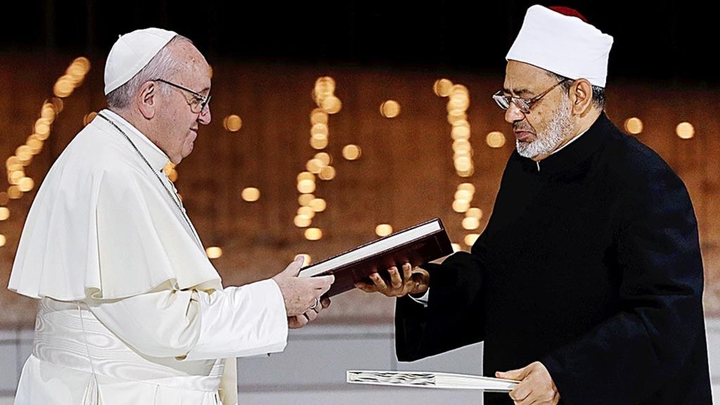 Paus Fransiskus dan Sheikh Ahmed el-Tayeb, Imam Besar Al-Azhar Mesir, bertukar dokumen Persaudaraan Manusia setelah pertemuan antar-agama di Abu Dhabi, Uni Emirat Arab, Senin (4/2/2019).