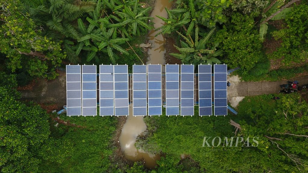 Pembangkit listrik tenaga surya di Desa Tanjung Raja, Kecamatan Muara Enim, Kabupaten Muara Enim, Sumatera Selatan, Kamis (20/11/2021). PLTS ini memberikan daya untuk memompa air di Sungai Enim ke areal persawahan milik warga. Dengan ini, warga dapat melakukan penanaman sebanyak dua kali bahkan tiga kali setahun,