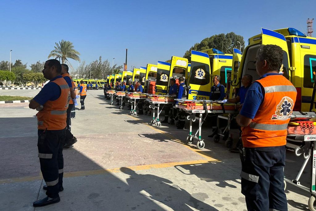 Awak ambulans siaga di pintu perbatasan Rafah, Mesir, Kamis (9/11/2023). Mereka bersiap membantu mengevakuasi warga Gaza yang bisa keluar. 