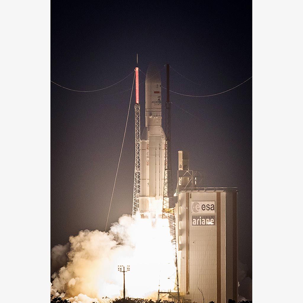  Roket Ariane 5  meluncur dari area peluncuran di  European Spaceport di Kourou, Guyana-Perancis, Selasa (14/2). Roket membawa satelit  Brasil-1 dan  Telkom-3S.