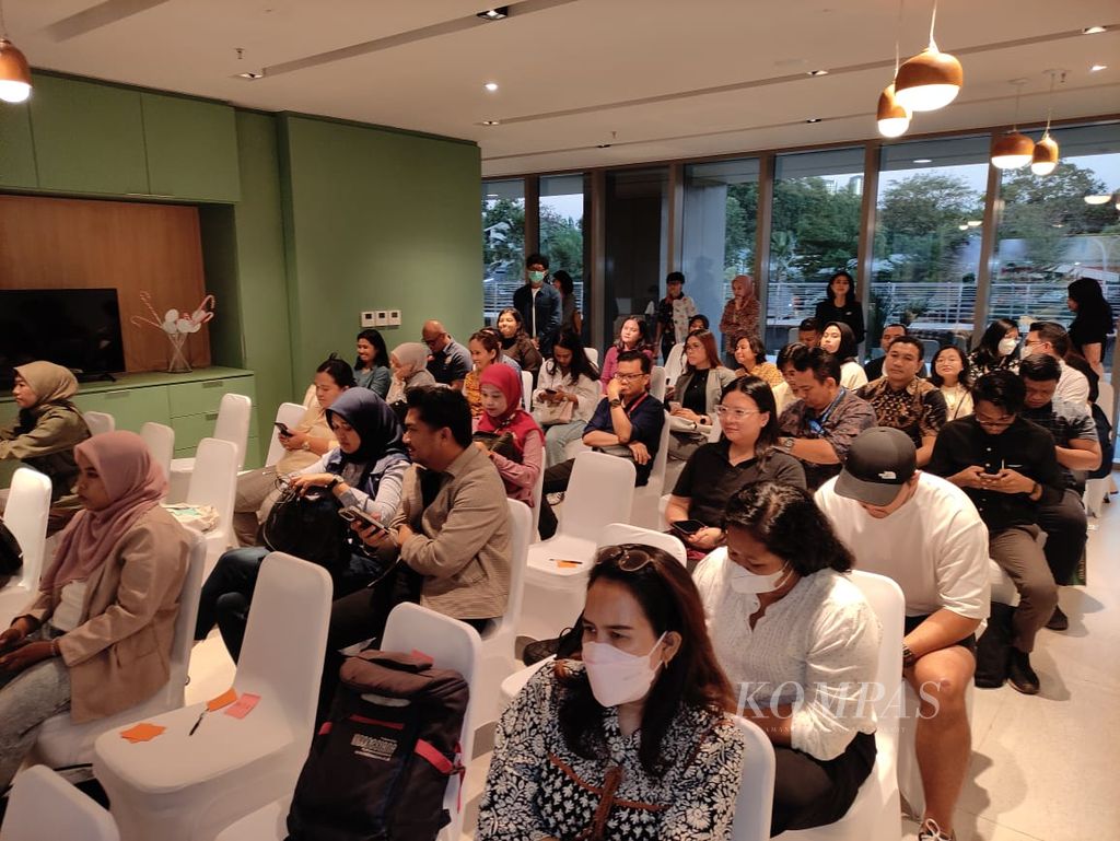 Para pengunjung menyimak pembicara-pembicara dalam sebuah seminar pada Momentum International Women’s Day 2024 yang diselenggarakan di Jakarta, Rabu (20/3/2024).