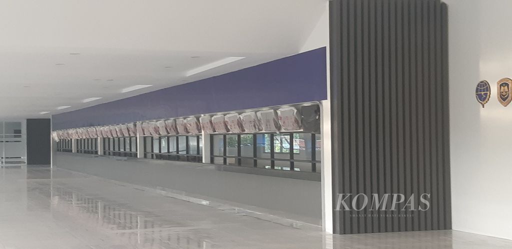 Deretan loket tiket di lantai dua terminal bus antarkota di Terminal Kampung Rambutan, Jakarta Timur, yang sudah 80 persen terevitalisasi, Rabu (12/4/2023). Lantai ini akan menjadi tempat penjualan tiket bus elektronik. Pembangunan ini bagian dari proyek modernisasi terminal atas dana hibah Korea Selatan.