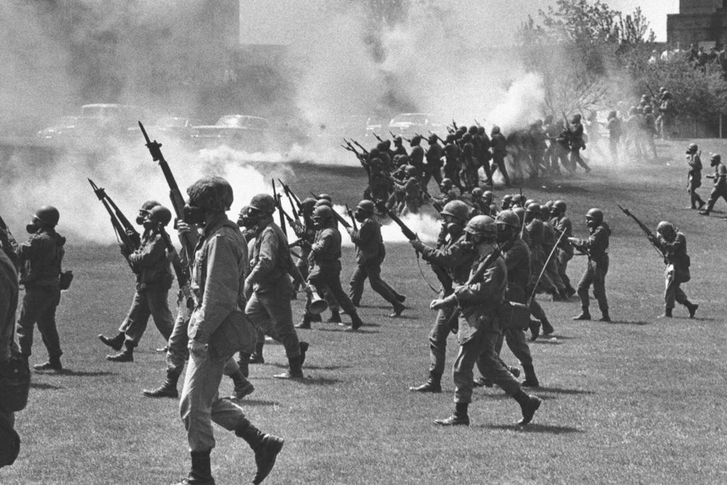 Tentara Garda Nasional Ohio menyerang pengunjuk rasa anti-Perang Vietnam di Universitas Negeri Kent di Kent, Ohio, AS, 4 Mei 1970. Empat orang tewas dan beberapa orang terluka.
