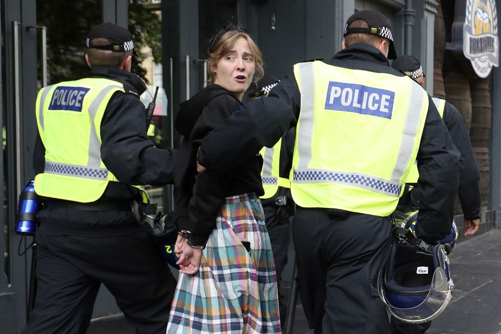 Pengunjuk rasa ditangkap di lokasi unjuk rasa sayap kanan Inggris di Newcastle pada Sabtu (10/8/2024).