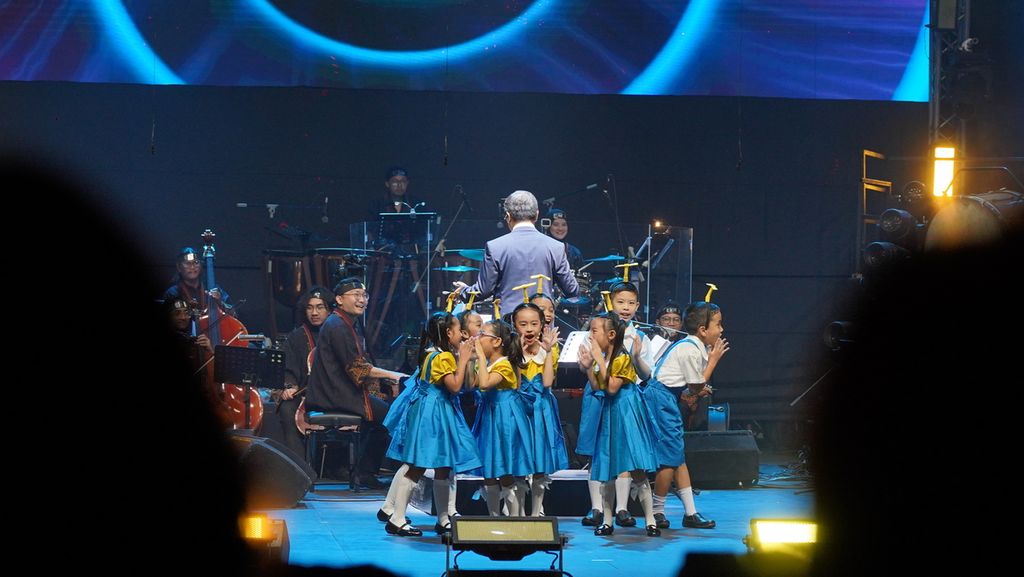 Anggota The Resonans Children Choir Serunai membawakan lagu Doraemon no Uta” dalam konser Anime Symphony: Overdrive di Jakarta International Expo Convention Centre, Jakarta, Sabtu (3/2/2024).
