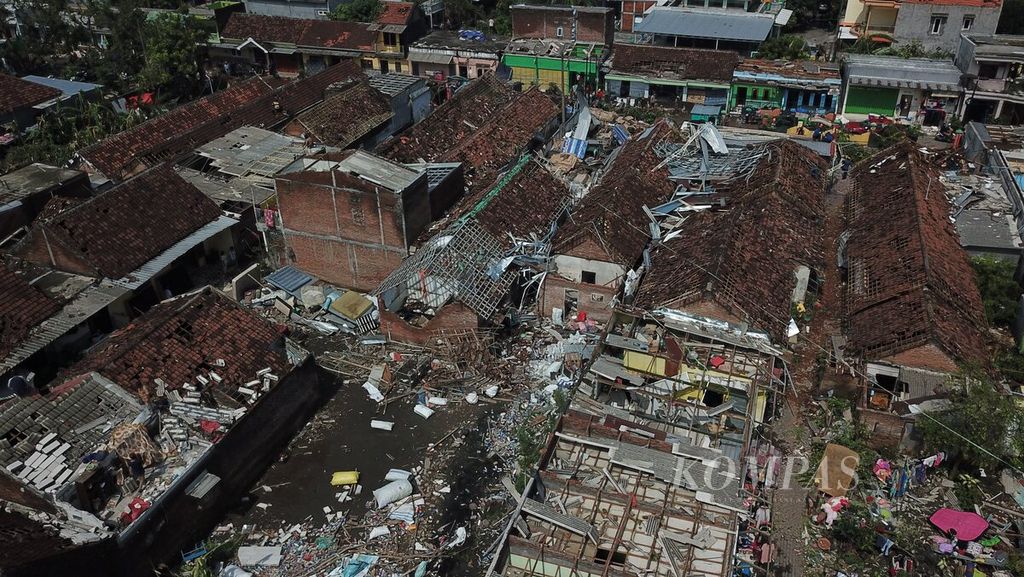 Kerusakan yang ditimbulkan oleh angin kencang di Desa Sidokepung, Kecamatan Buduran, Sidoarjo, Jawa Timur, Senin (24/10/2022). Hujan disertai angin kencang yang melanda pada sore sehari sebelumnya di Sidoarjo menyebabkan ratusan rumah rusak di empat desa di tiga Kecamatan. Desa Sidokepung mengalami kerusakan terparah dengan 268 rumah rusak. 