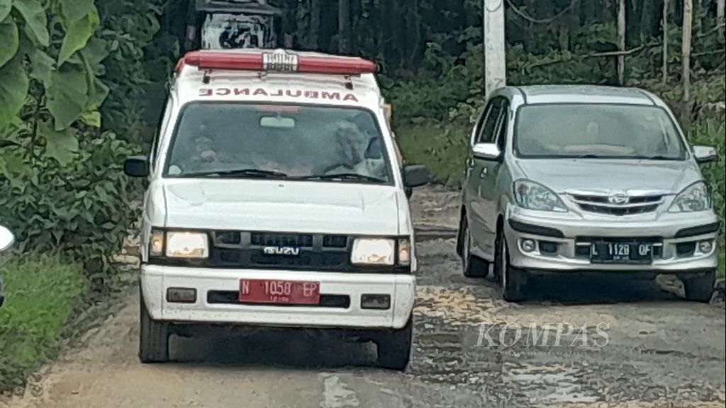 Sebuah ambulans mengangkut wisatawan asing korban kecelakaan laut di Pantai Jembatan Panjang, yang ditemukan selamat, tengah melintasi jalanan rusak di Desa Srigonco, Kecamatan Bantur, Kabupaten Malang, Jawa Timur, menuju puskesmas setempat, Minggu (9/7/2023).