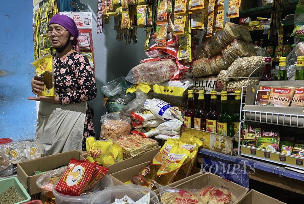 Pedagang menunjukkan minyak goreng kemasan di Pasar Bulu, Kota Semarang, Jateng, Selasa (29/3/2022).