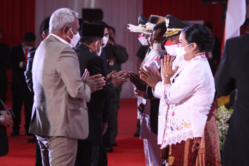 Para penjabat gubernur menerima ucapan selamat dalam acara peresmian provinsi dan pelantikan penjabat gubernur di Kementerian Dalam Negeri, Jakarta, Jumat (11/11/2022).