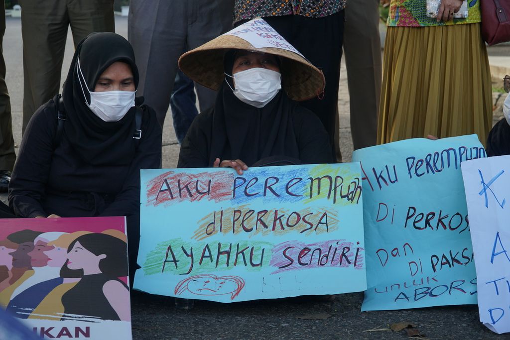 Anggota Jaringan Peduli Perempuan Sumatera Barat mengikuti aksi damai anti-kekerasan seksual terhadap perempuan dan anak di Jalan Jenderal Sudirman depan Kantor Gubernur Sumatera, Padang, Sumatera Barat, Kamis (25/11/2021). 