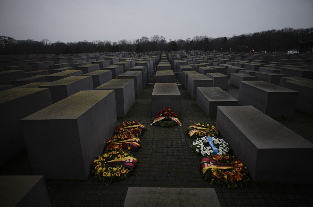 Karangan bunga ditempatkan di Memorial to the Murdered Jews of Europe pada Hari Peringatan Holocaust Internasional di Berlin, Jerman, Kamis (27 /1/ 2022)