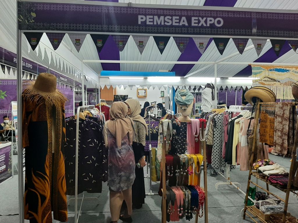 Pengunjung melihat sejumlah pakaian dalam pameran Pemsea Expo 2022 di Hotel Atria Gading Serpong, Kabupaten Tangerang, Kamis (27/10/2022). 
