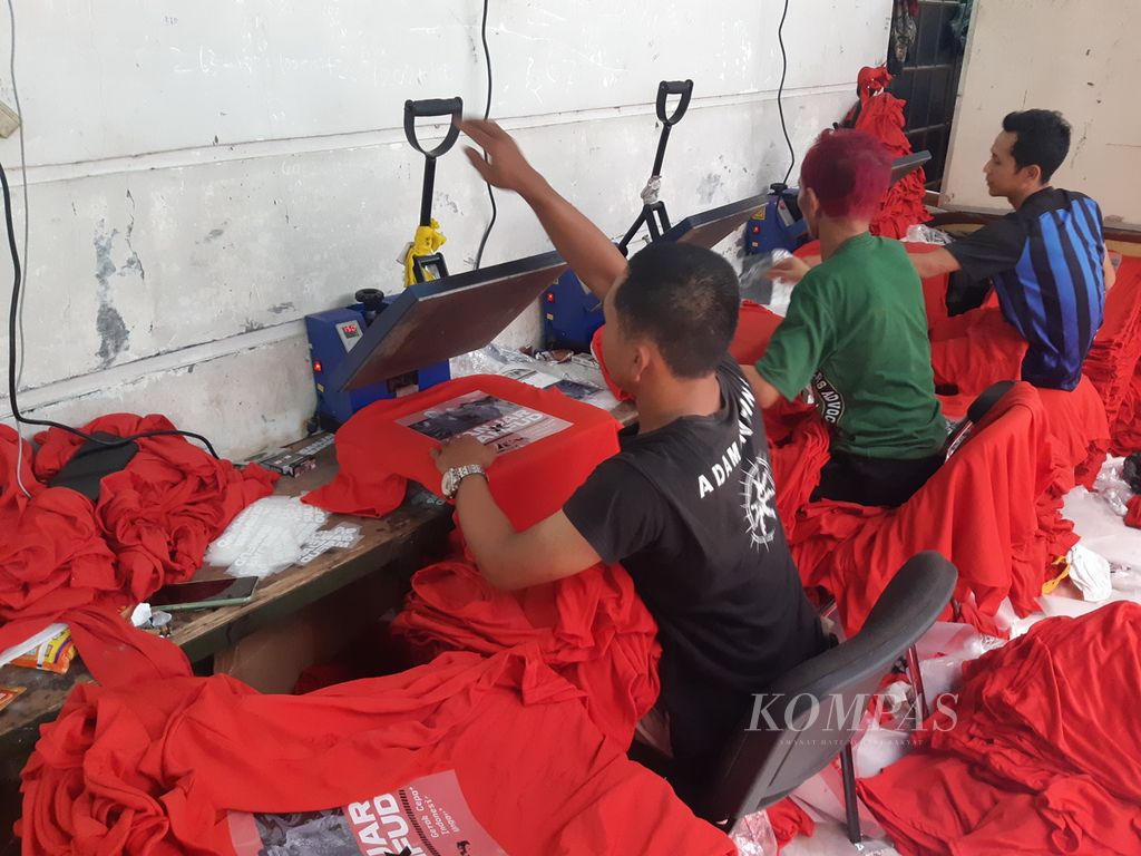 Pekerja sablon kaos Planet Production di daerah kompleks Cibeunying Permai, Kota Bandung, pada 12 Desember 2023. Terdapat 30 pekerja tetap dan 20 pekerja tambahan yang di kontrak selama masa kampanye. 